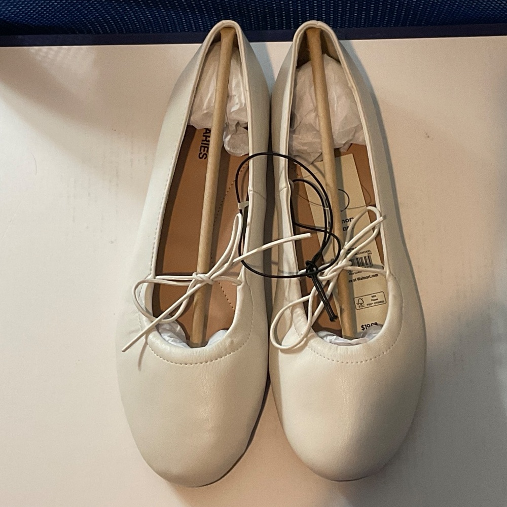 No Boundaries white flats